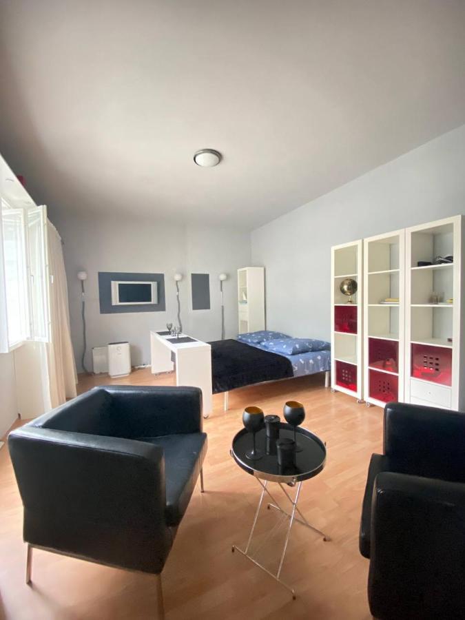 Cozy Modern Apartment With Small Balcony In The Heart Of ベルリン エクステリア 写真